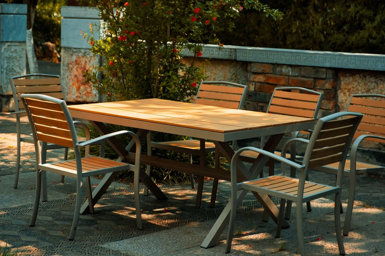 Referência ilustrativa de uma mesa de madeira em um jardim, sob a luz do sol
